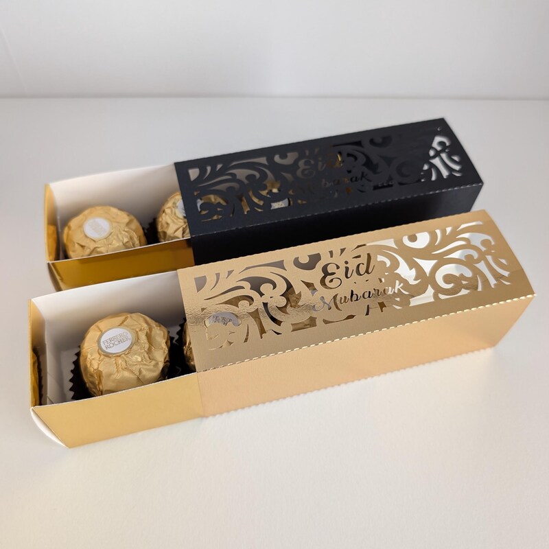 Warm amber Eid favour boxes arranged on a table setting